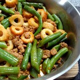 花椒辣醤で作る豚ミンチとチクワといんげん豆の炒め物